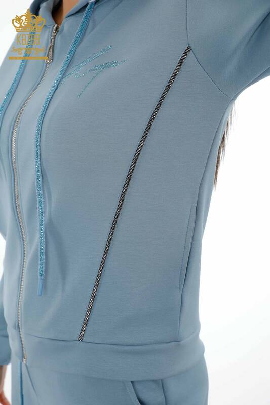 Hurtownia dresów damskich z haftowaną bluzą z kapturem w paski zapinaną na zamek - 17431 | KAZEE