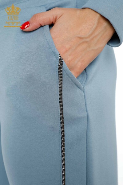 Hurtownia dresów damskich z haftowaną bluzą z kapturem w paski zapinaną na zamek - 17431 | KAZEE - Thumbnail