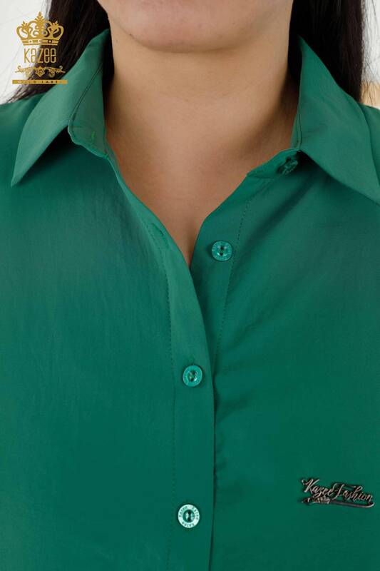 Hurtownia kompletu koszul damskich khaki z guzikiem z tyłu szczegółowe logo - 20320 | KAZEE