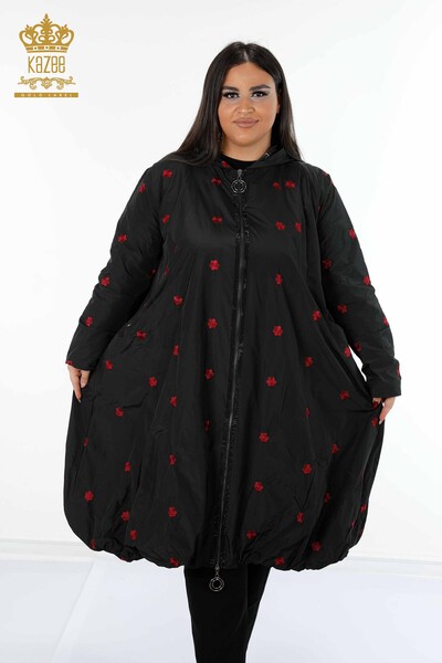 Kazee - Hurtownia damska płaszcza przeciwdeszczowego z kapturem w kwiatowe wzory, czarna - 7574 | KAZEE