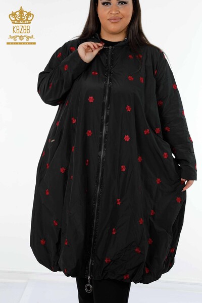Kazee - Hurtownia damska płaszcza przeciwdeszczowego z kapturem w kwiatowe wzory, czarna - 7574 | KAZEE (1)