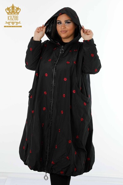 Hurtownia damska płaszcza przeciwdeszczowego z kapturem w kwiatowe wzory, czarna - 7574 | KAZEE - Thumbnail