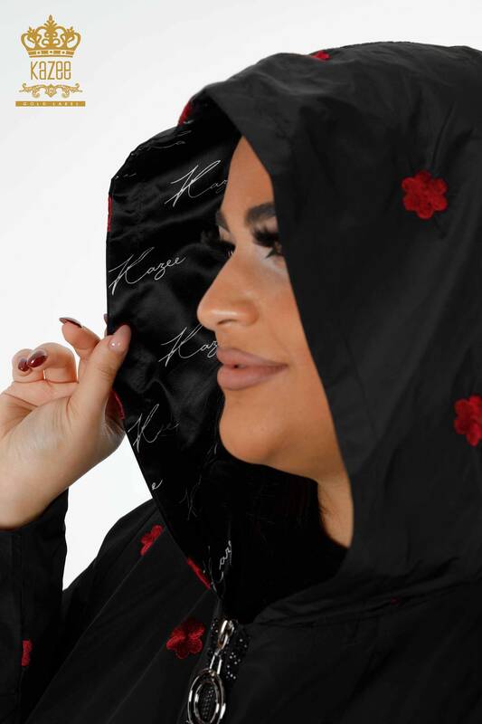 Hurtownia damska płaszcza przeciwdeszczowego z kapturem w kwiatowe wzory, czarna - 7574 | KAZEE
