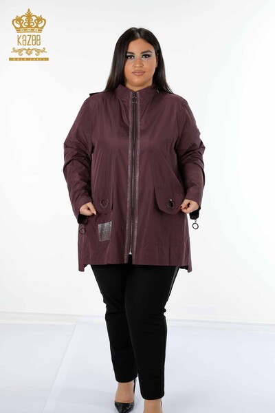 Hurtownia damska płaszcza przeciwdeszczowego z kapturem i haftowaną kieszenią w paski z kamieniem - 7573 | KAZEE - Thumbnail