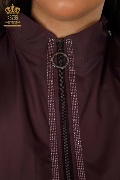 Hurtownia damska płaszcza przeciwdeszczowego z kapturem i haftowaną kieszenią w paski z kamieniem - 7573 | KAZEE - Thumbnail (2)