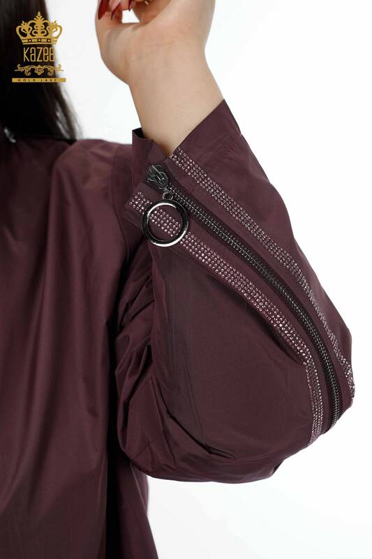 Hurtownia damska płaszcza przeciwdeszczowego z kapturem i haftowaną kieszenią w paski z kamieniem - 7573 | KAZEE