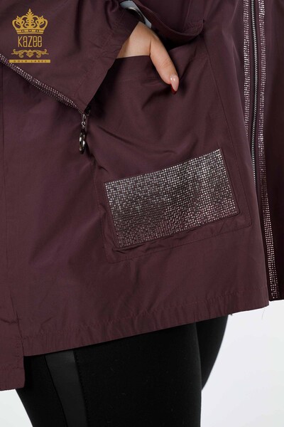 Hurtownia damska płaszcza przeciwdeszczowego z kapturem i haftowaną kieszenią w paski z kamieniem - 7573 | KAZEE - Thumbnail