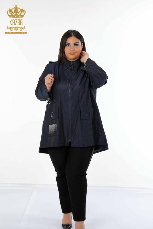 Hurtownia damska płaszcza przeciwdeszczowego z kapturem i haftowaną kieszenią w paski z kamieniem - 7573 | KAZEE