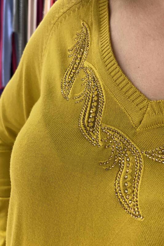 Hurtownia swetrów damskich z haftem w kamienie - 15315 | KAZEE