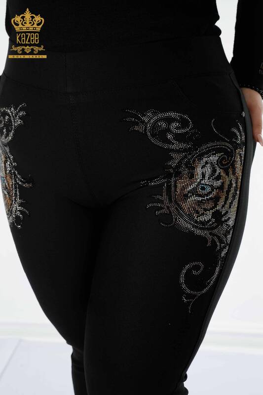 Hurtownia spodni damskich legginsów czarnych z haftem z kryształowymi kamieniami - 3647 | KAZEE