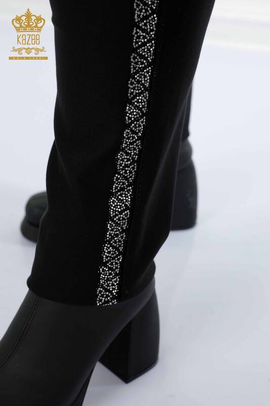 Hurtownia spodni damskich legginsów w paski, wzorzyste, z haftem w kamienie, czarne - 3585 | KAZEE