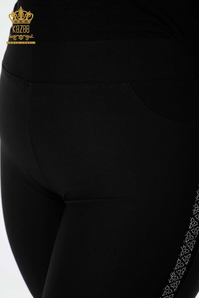 Hurtownia spodni damskich legginsów w paski, wzorzyste, z haftem w kamienie, czarne - 3585 | KAZEE - Thumbnail