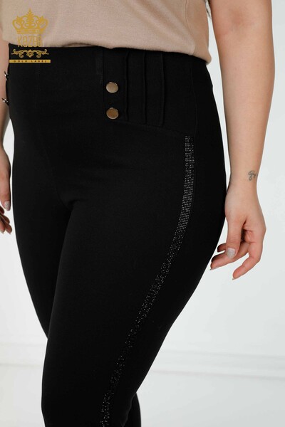 Hurtownia spodni damskich legginsów z guzikami szczegółowymi w kolorze czarnym - 3480 | KAZEE - Thumbnail (2)