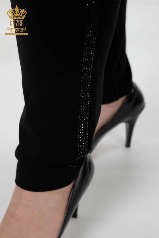 Hurtownia spodni damskich legginsów z guzikami szczegółowymi w kolorze czarnym - 3480 | KAZEE