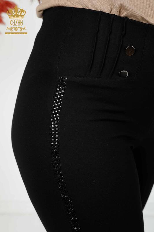 Hurtownia spodni damskich legginsów z guzikami szczegółowymi w kolorze czarnym - 3480 | KAZEE