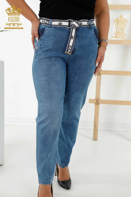 Hurtownia spodni jeansowych damskich niebieska z haftem w kamienie - 3690 | KAZEE
