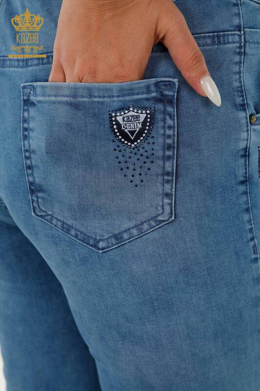 Hurtownia spodni jeansowych damskich niebieska z haftem w kamienie - 3690 | KAZEE