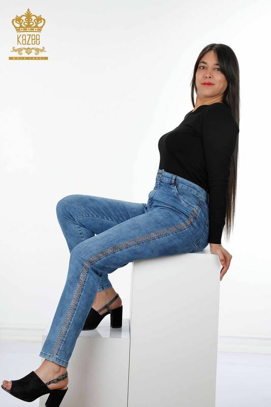 Hurtownia damskich spodni jeansowych z kieszeniami i kryształowymi paskami - 3590 | KAZEE