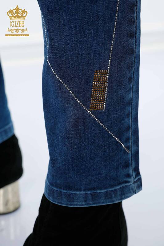 Hurtownia jeansów damskich z haftowanymi kieszeniami w kolorze kamienia - 3552 | KAZEE