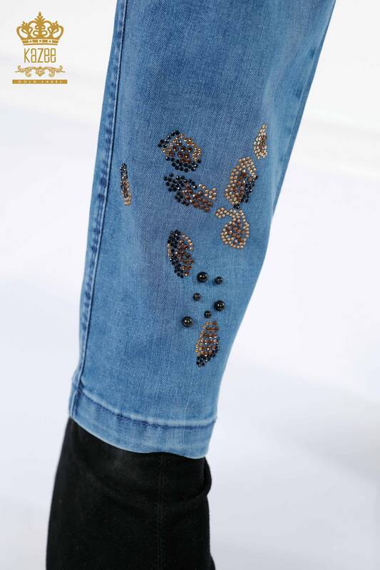 Hurtownia jeansów damskich z haftowanym wzorem w kolorowe kryształowe kamienie - 3543 | KAZEE