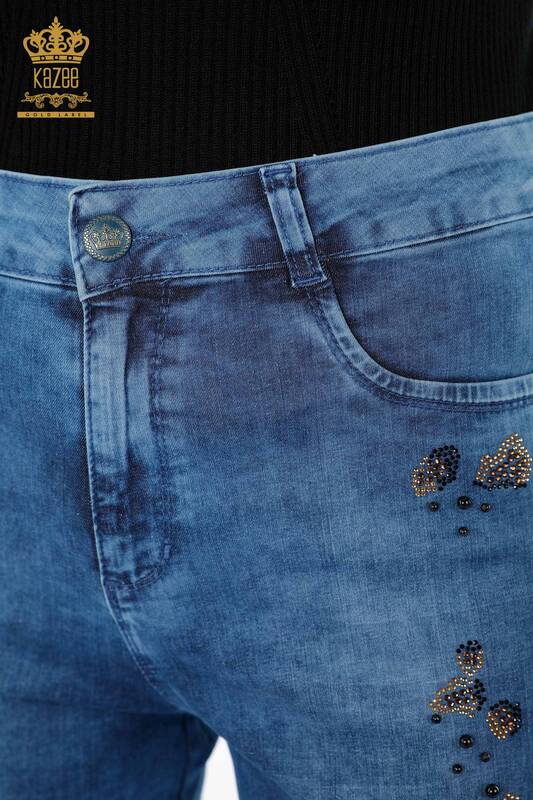 Hurtownia jeansów damskich z haftowanym wzorem w kolorowe kryształowe kamienie - 3543 | KAZEE