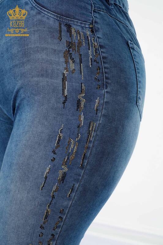 Hurtownia spodni jeansowych damskich w kolorze niebieskim z haftem w paski i kamieniami - 3570 | KAZEE