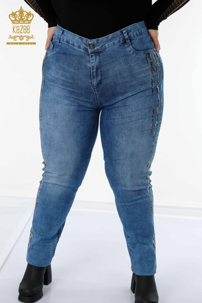 Hurtownia spodni jeansowych damskich w kolorze niebieskim z haftem w paski i kamieniami - 3570 | KAZEE - Thumbnail