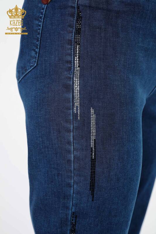 Hurtownia jeansów damskich z kieszeniami z bocznymi paskami i kryształowymi kamieniami - 3637 | KAZEE