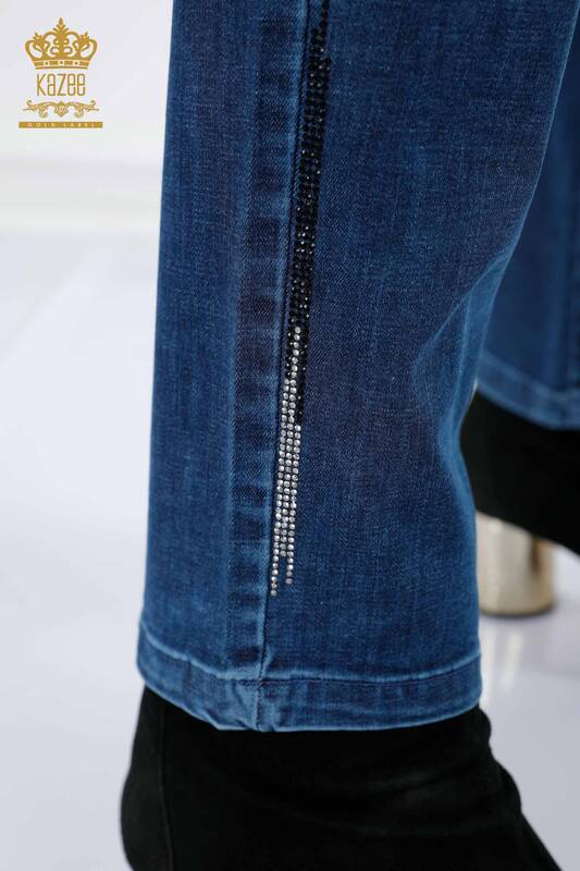 Hurtownia jeansów damskich z kieszeniami z bocznymi paskami i kryształowymi kamieniami - 3637 | KAZEE