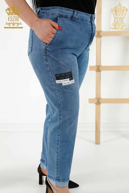 Hurtownia spodni jeansowych damskich niebieskich z detalami tekstowymi - 3677 | KAZEE