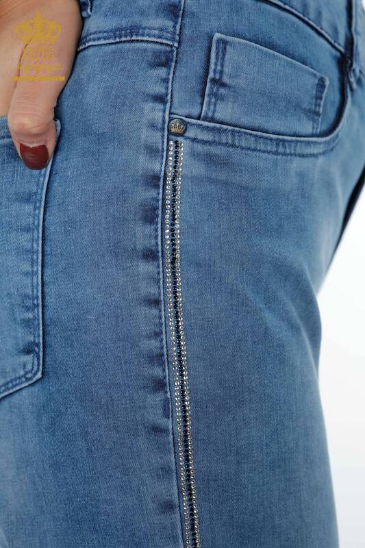 Hurtownia kieszeni dżinsów damskich ze szczegółowymi paskami z kryształowymi kamieniami - 3556 | KAZEE