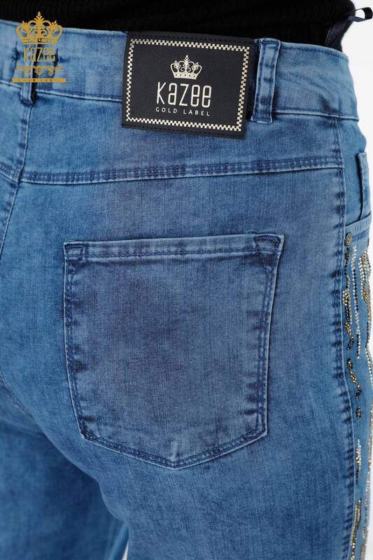 Hurtownia jeansów damskich z haftowanymi kieszeniami w kolorowe paski - 3544 | KAZEE
