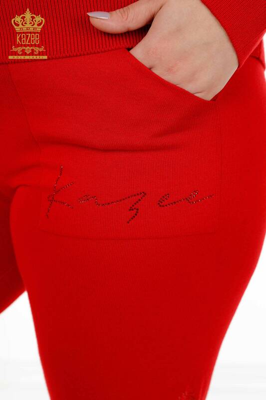 Hurtownia dresu damskiego w kolorze czerwonym z haftem w kamienie - 16569 | KAZEE
