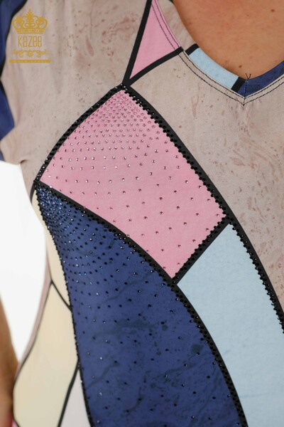 Hurtownia bluzek damskich z nadrukiem cyfrowym, dekoltem w kształcie litery V, granatowa - 77896 | KAZEE - Thumbnail