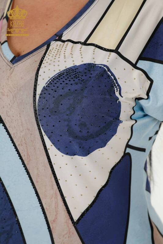 Hurtownia bluzek damskich z nadrukiem cyfrowym, dekoltem w kształcie litery V, granatowa - 77896 | KAZEE