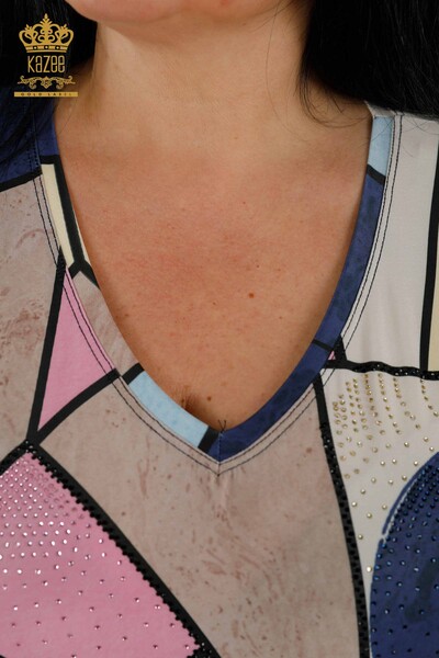 Hurtownia bluzek damskich z nadrukiem cyfrowym, dekoltem w kształcie litery V, granatowa - 77896 | KAZEE - Thumbnail