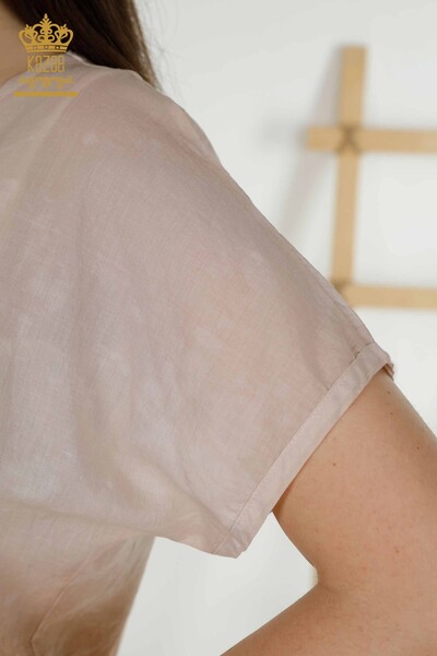 Hurtownia bluzek damskich z haftowaną norek w kamieniu - 79174 | KAZEE - Thumbnail