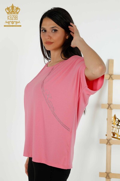 Hurtownia bluzek damskich z haftowanym kamieniem w kolorze różowym - 79295 | KAZEE - Thumbnail