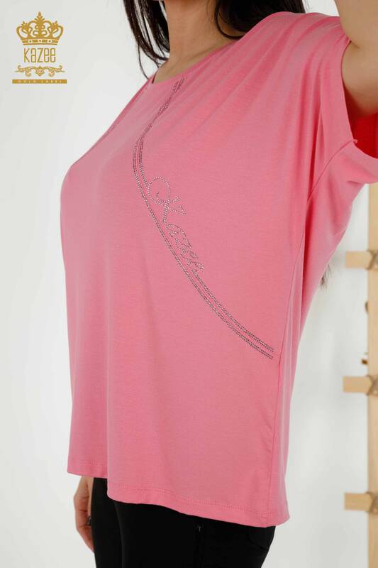 Hurtownia bluzek damskich z haftowanym kamieniem w kolorze różowym - 79295 | KAZEE