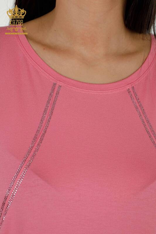 Hurtownia bluzek damskich z haftowanym kamieniem w kolorze różowym - 79295 | KAZEE