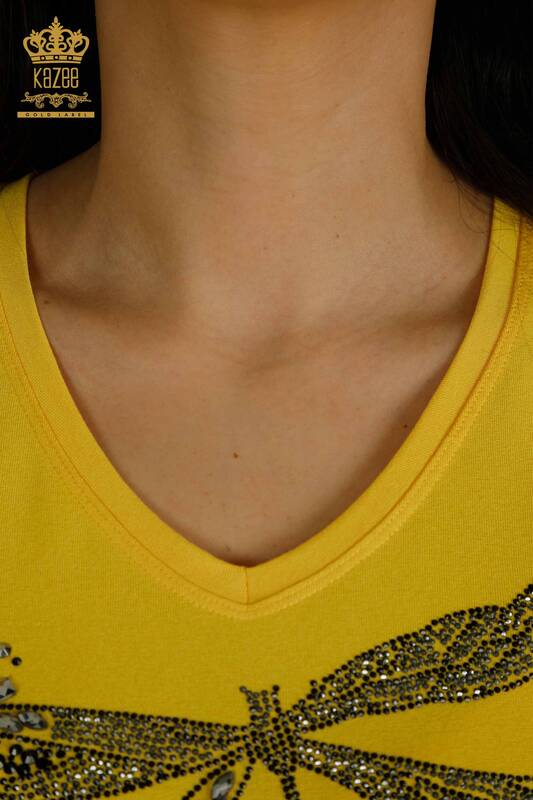 Hurtownia bluzek damskich z haftowanym kamieniem w kolorze żółtym - 79362 | KAZEE