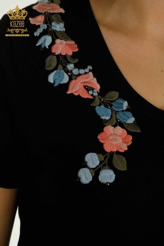 Hurtownia bluzek damskich - Kolorowa haftowana w kwiaty - czarna - 79455 | KAZEE