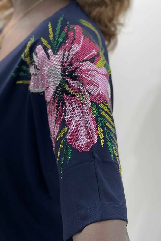 Hurtownia damska bluzki z krótkim rękawem i kwiatowym wzorem z kamieniami na ramionach - 77800 | KAZEE