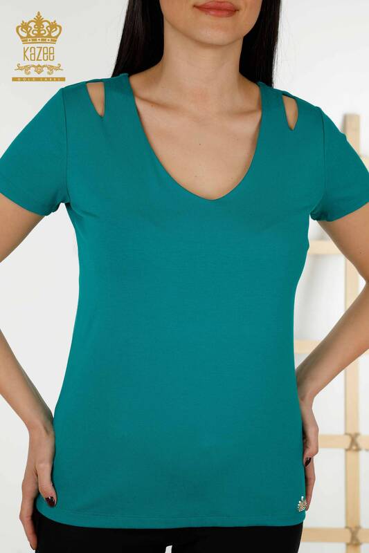 Hurtownia bluzek damskich z detalami na ramionach w kolorze zielonym - 79220 | KAZEE