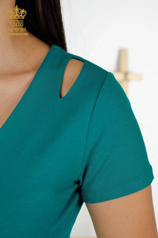 Hurtownia bluzek damskich z detalami na ramionach w kolorze zielonym - 79220 | KAZEE