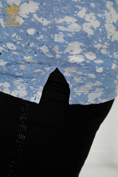 Hurtownia bluzek damskich w kwiatowe wzorzyste indygo - 79134 | KAZEE - Thumbnail