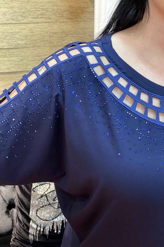 Hurtownia bluzek damskich o niskim kroju, haftowana kamieniami - 76723 | Kazee