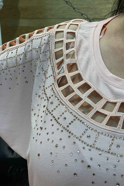 Hurtownia bluzek damskich o niskim kroju, haftowana kamieniami - 76723 | Kazee - Thumbnail