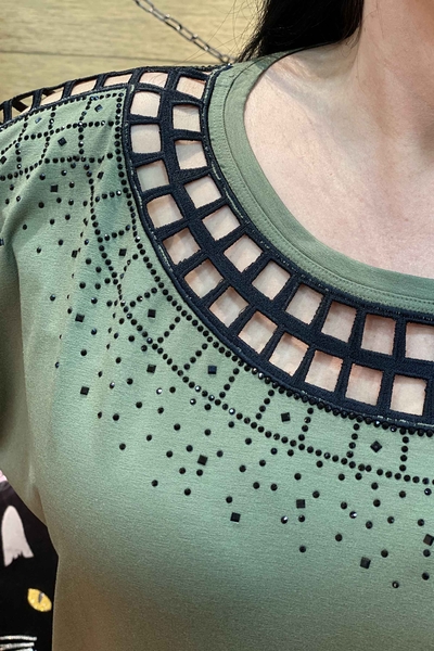 Hurtownia bluzek damskich o niskim kroju, haftowana kamieniami - 76723 | Kazee - Thumbnail