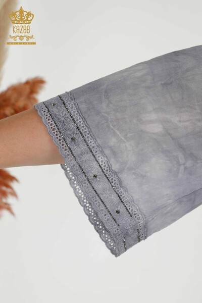 Hurtownia bluzek damskich z haftem w kamieniu, szara - 79175 | KAZEE - Thumbnail
